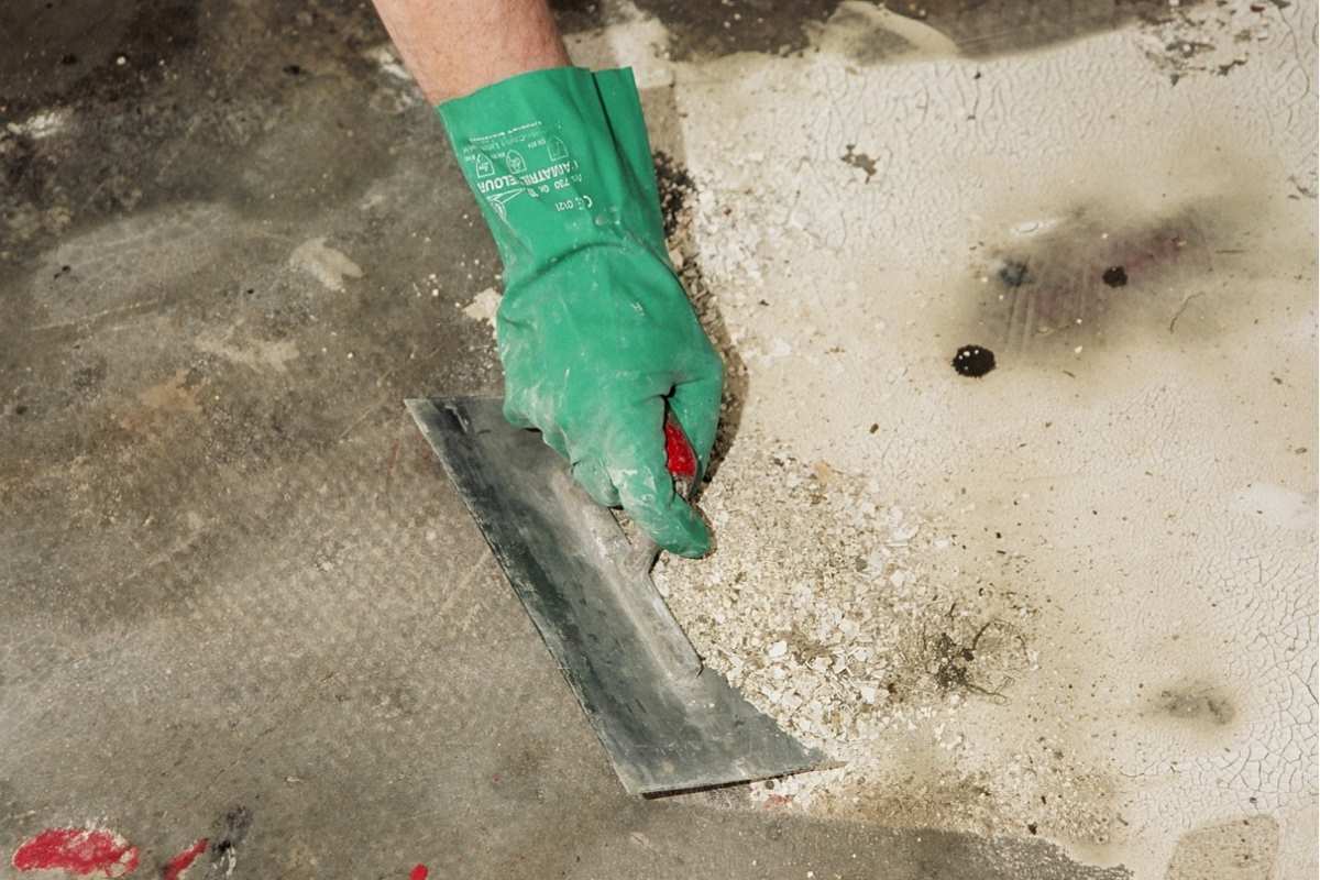 Rengørning af gulvet inden lægning af gulvklinker