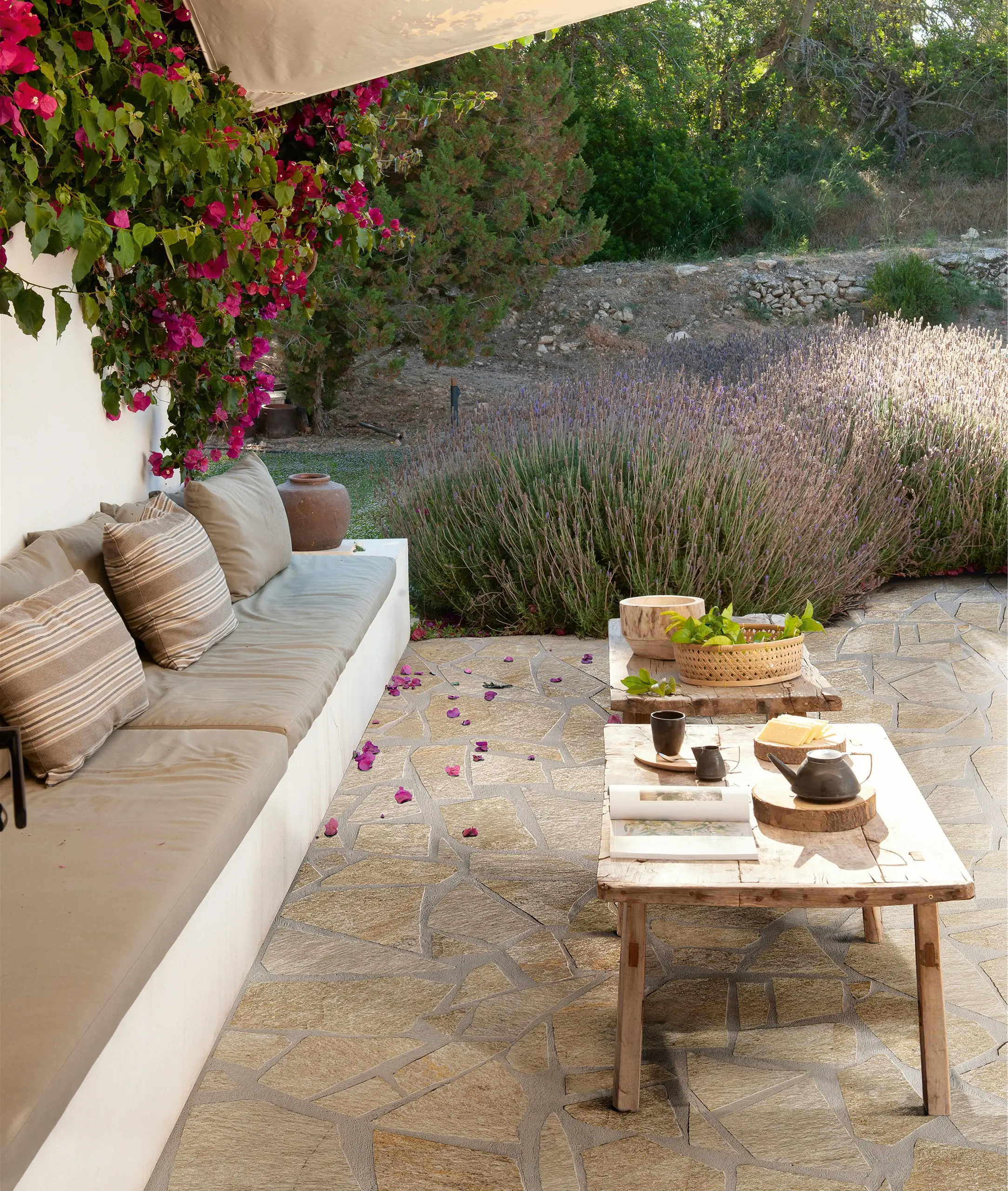 Oplev skønheden af udendørs fliser på din terrasse. Skab stil og funktionalitet med flotte udendørs fliseløsninger.