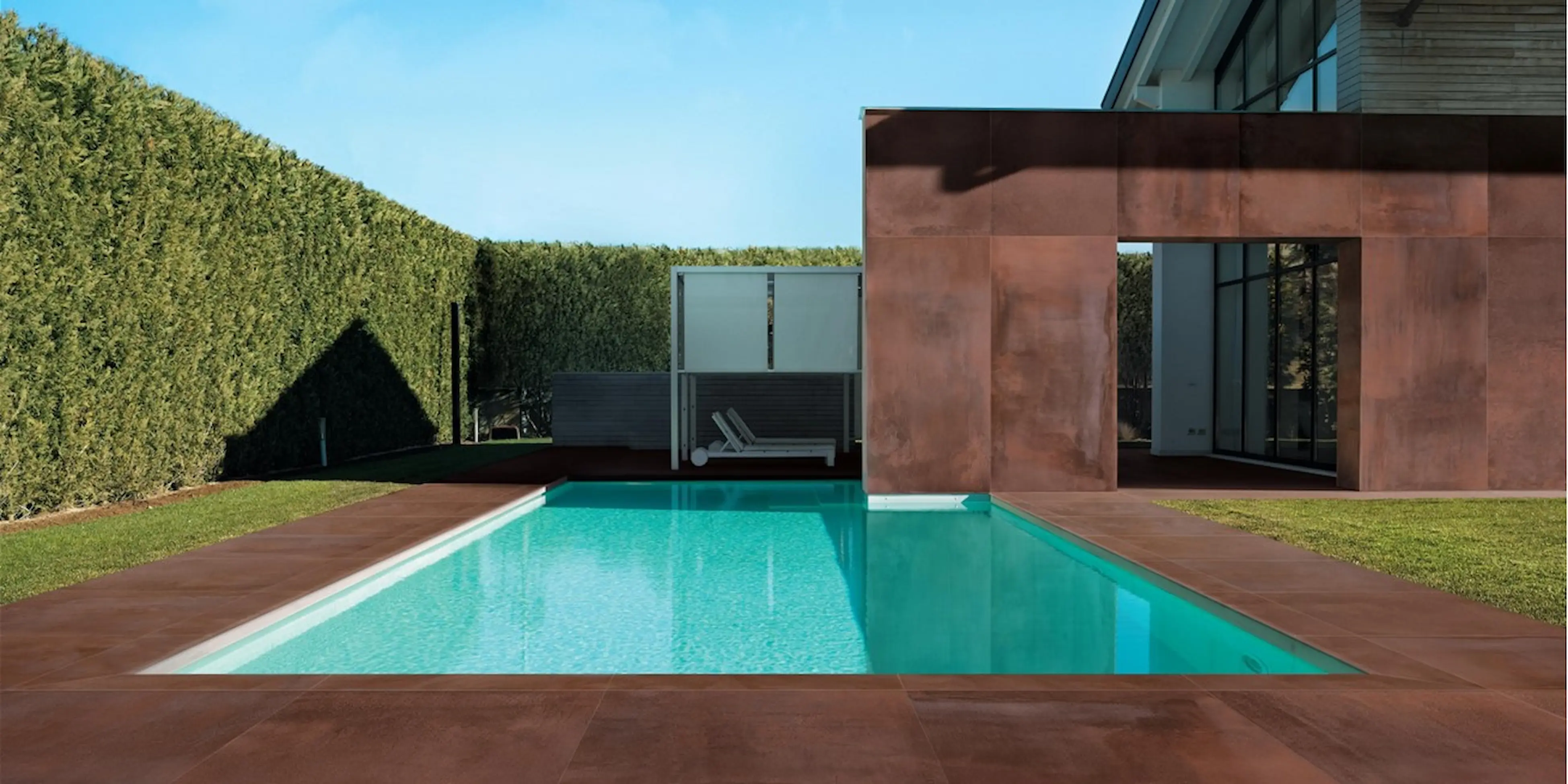 Skab udendørs elegance med store keramiske fliser – holdbart, farverigt, og stilfuldt. Opgrader din terrasse i dag!