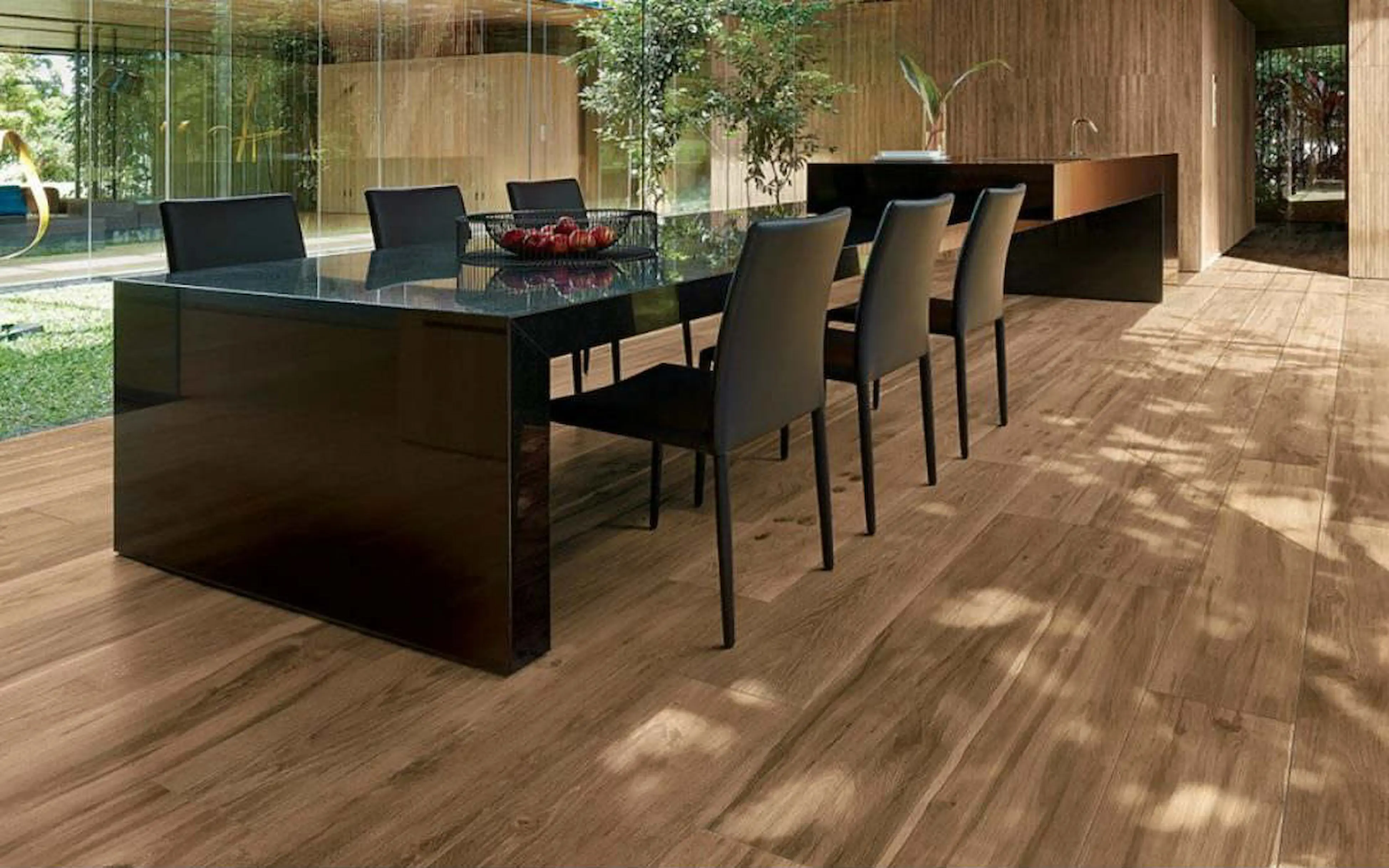 Oplev det bedste fra to verdener med vores keramiske træ-look fliser – en fusion af naturlig skønhed og avanceret teknologi. Perfekt til både indendørs og udendørs brug!