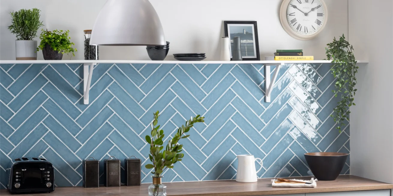Beroligende blålige toner i vægfliser skaber harmoni og ro på køkkenvæggen. Opdag den beroligende effekt af disse fliser og forvandl din væg til et fredfyldt rum.
