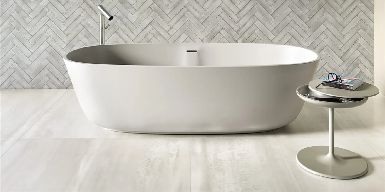 Omfavn elegance med sildebensfliser omkring badekarret. Skab et stilfuldt badeværelsesmiljø med dette unikke og tidløse designelement.