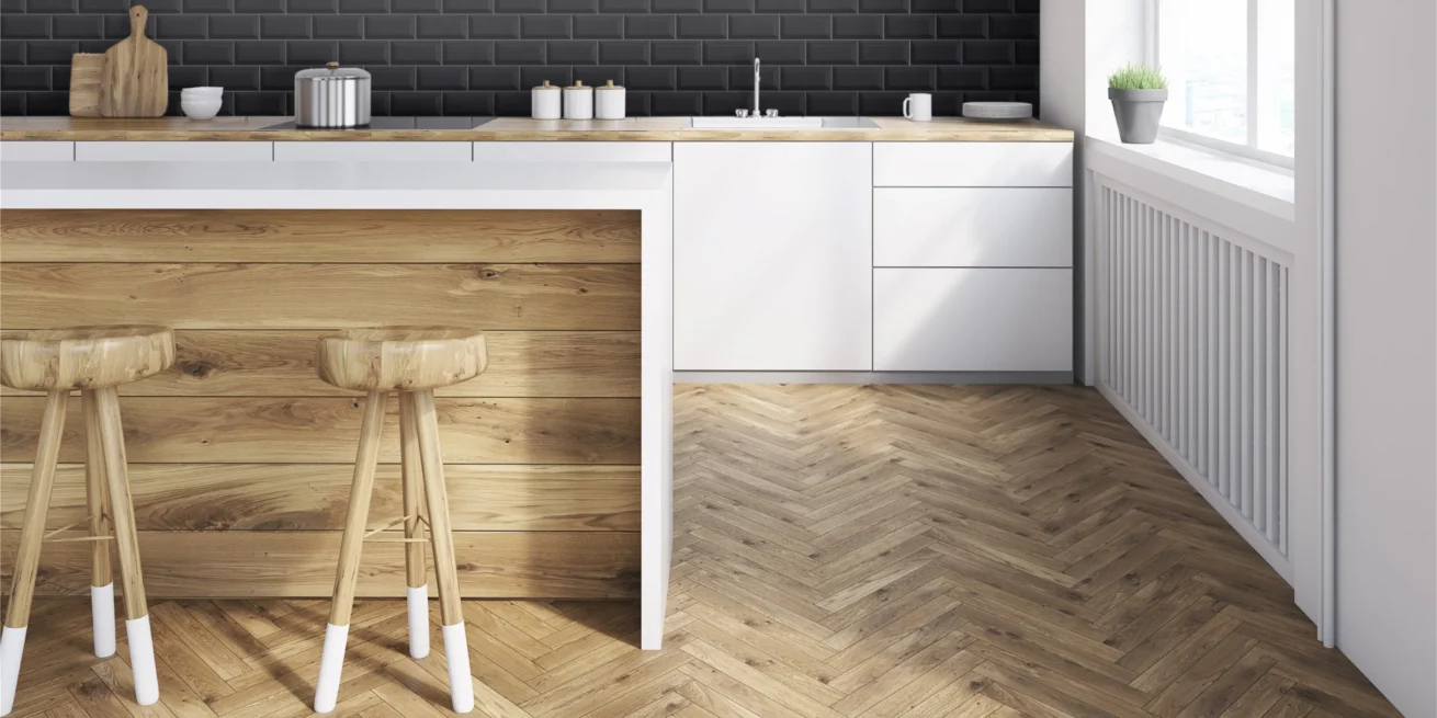 Opnå tidløs varme i dit køkken med et sildebensgulv i trælook. Skab en atmosfære af klassisk elegance med dette unikke designvalg.