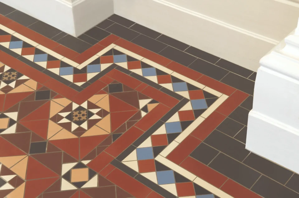 Forvandl dit rum med klassiske victorianske gulvflise dekorationer. Tidløs elegance møder subtilt raffinement for at skabe et inspirerende og unikt gulvmønstre.