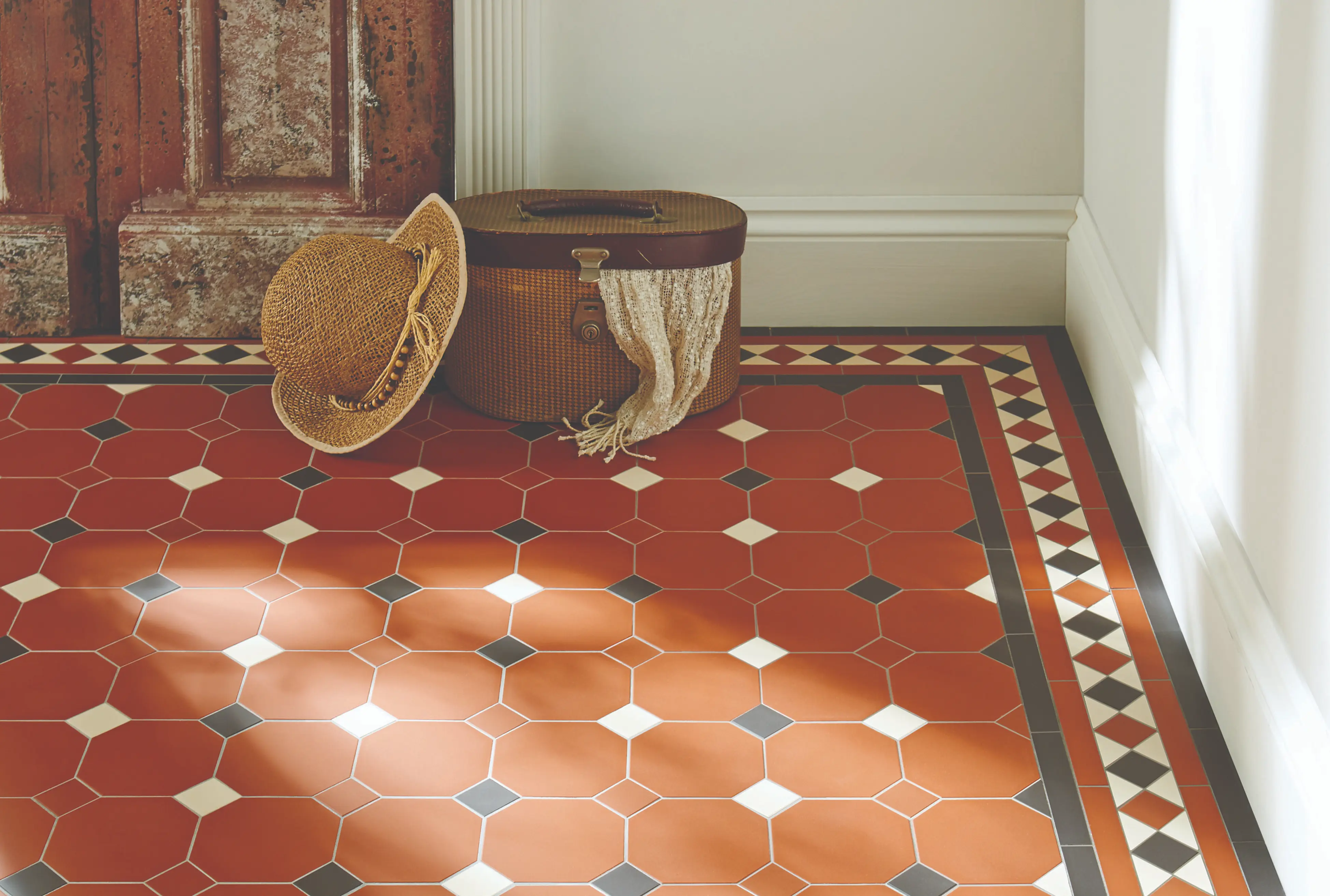 Skab tidløs elegance med vores victorianske gulv fliser. Opdag en subtil kombination af historisk charme og moderne komfort under dine fødder for en stilsikker indretning.