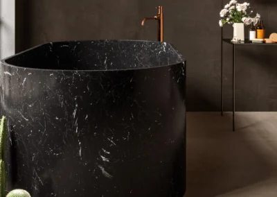Oplev luksuriøs elegance med sort marmor badeværelsesfliser til ved dit badekar. Skab et raffineret og stilfuldt rum med vores eksklusive udvalg af fliser.