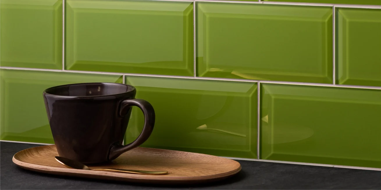 Bring naturens friskhed ind i dit køkken med grønne metrofliser – et levende valg til en moderne og stilfuld indretning.