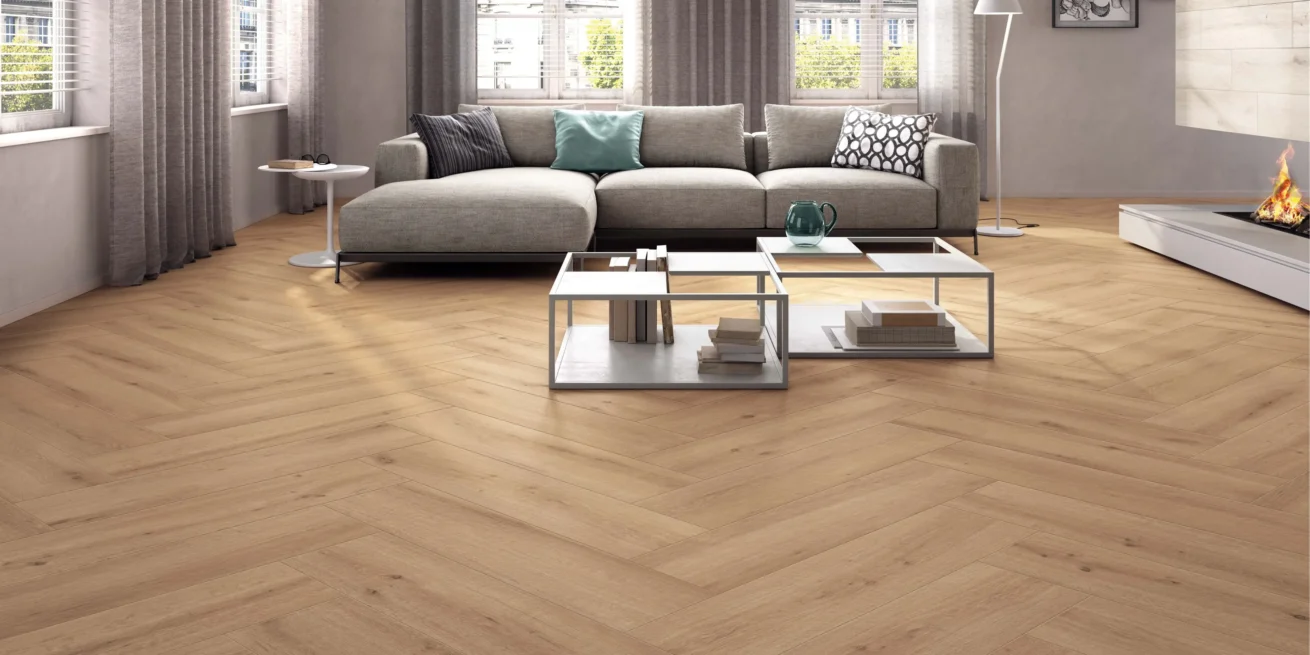 Oplev hyggen ved trægulv med vores realistiske trælook gulvklinker. Skab en varm atmosfære og tidløs elegance i din stue med vores inspirerende design.