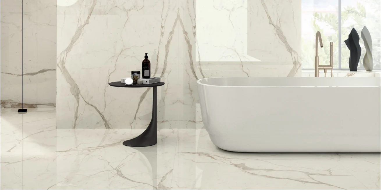 Forkæl dig selv med et luksuriøst badmiljø ved at vælge vores lyse marmorklinkegulv. Skab en tidløs elegance og en afslappende atmosfære i dit badeværelse.