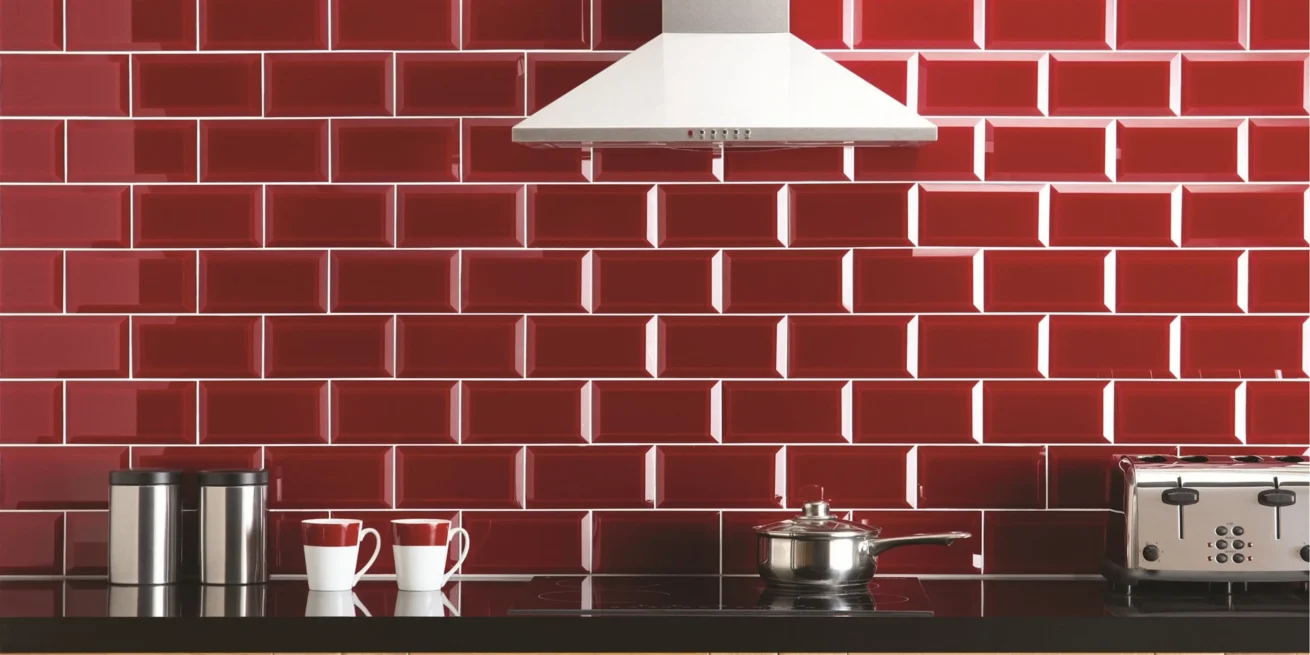 Få dit køkken til at skille sig ud med levende stil ved hjælp af røde metrofliser på væggene – tilføj varme og personlighed med stil.