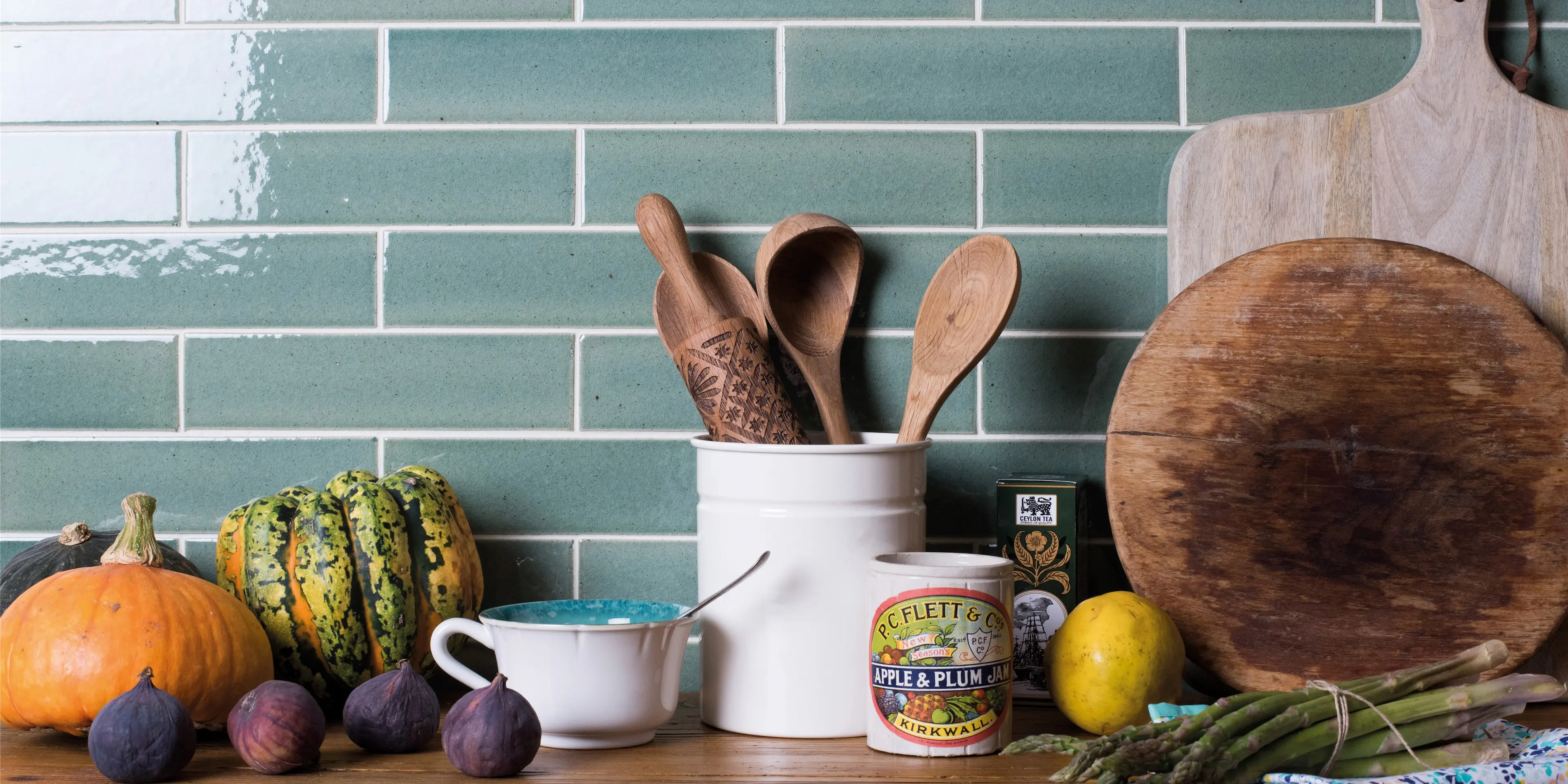 Forkæl dit køkken med håndlavede aflange klinker i en fortryllende lys turkis farve og dyb glasur, der tilføjer både stil og substans.