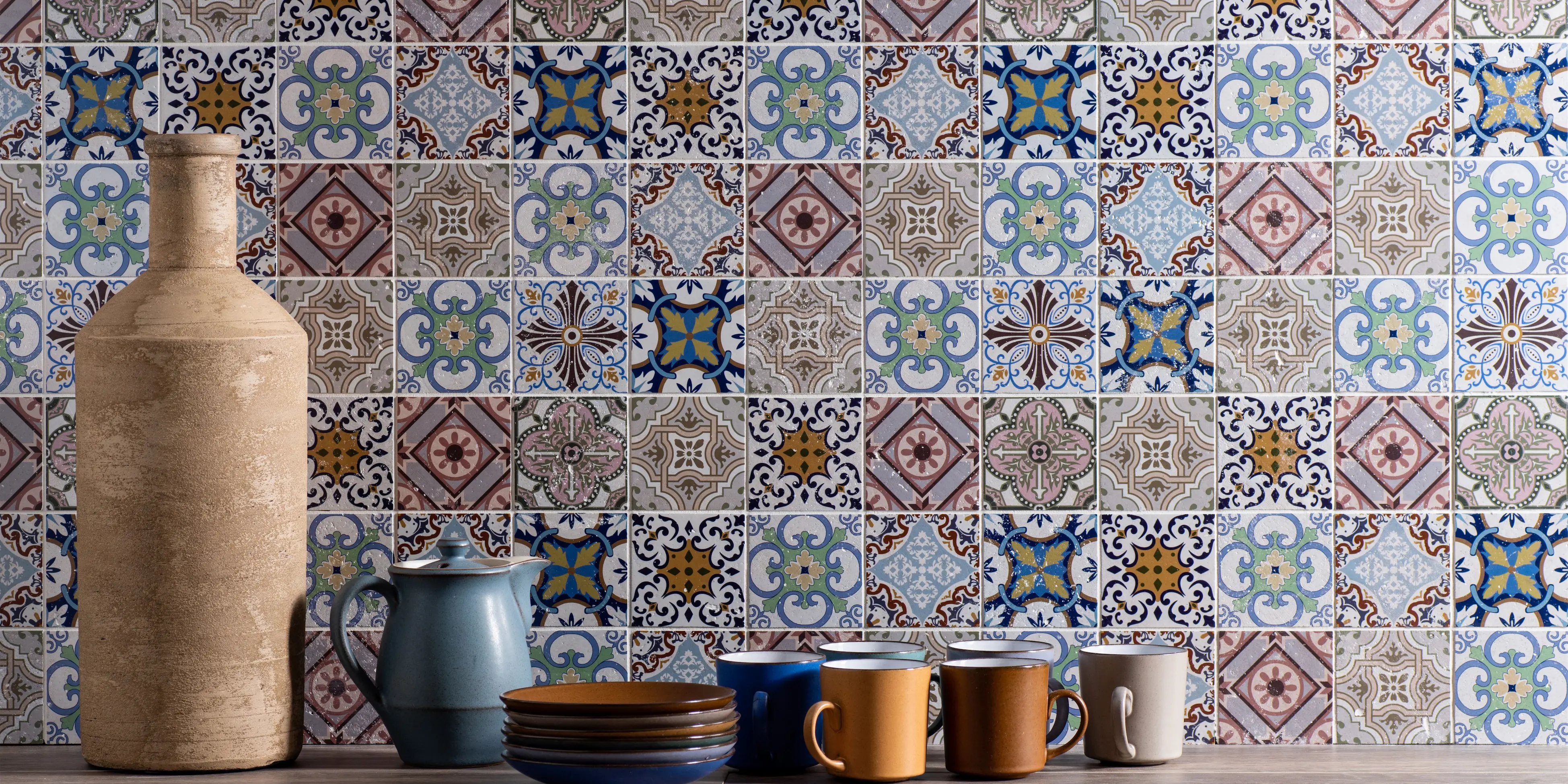 Skab et dristigt og eklektisk udtryk i køkkenet med patchworkklinker. Sammensætningen af mønstrede mosaikker tilføjer dynamik og personlighed til rummet.